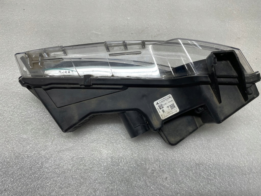Протитуманна фара drl led правий tesla model 3 1077396-00-d Оригінал