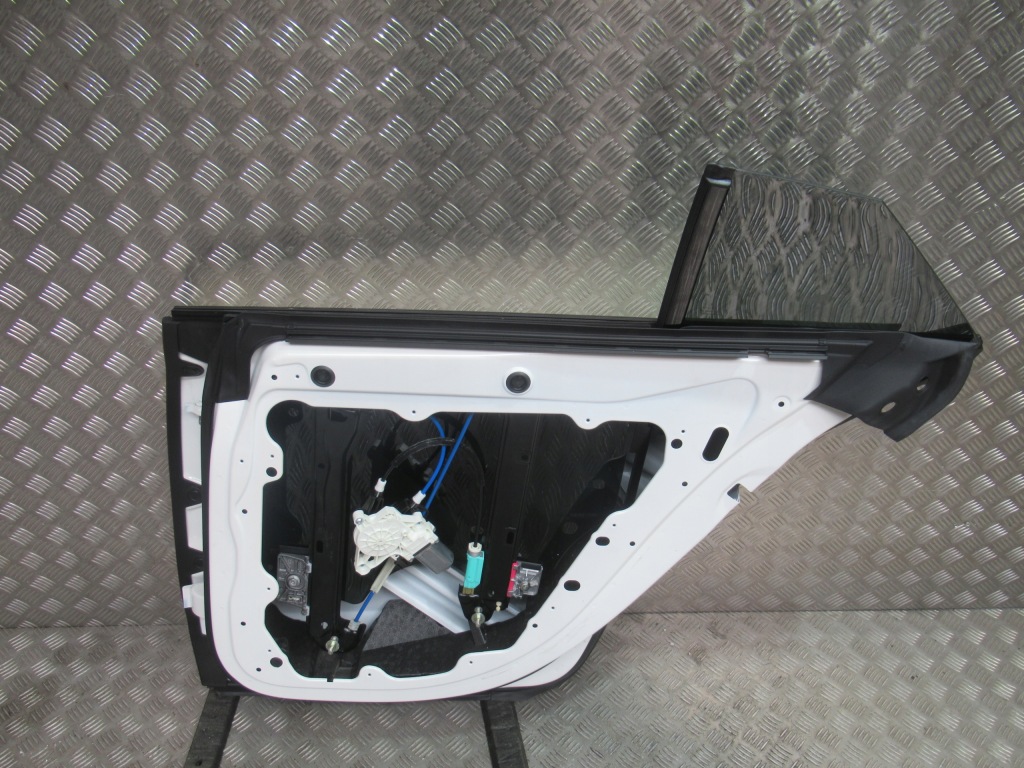 Дверь правый задний  mercedes gt amg w290 x290 f1230 Цена