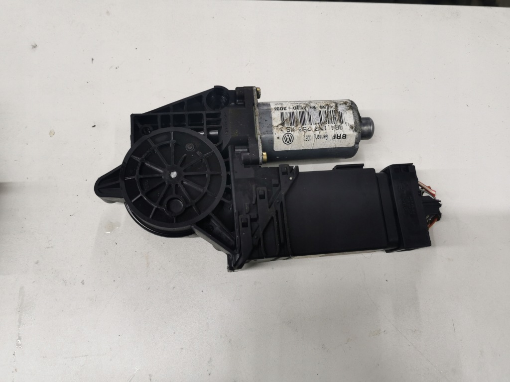 фото №1, Passat b5 моторчик стекло перед правый 3b4837752ms