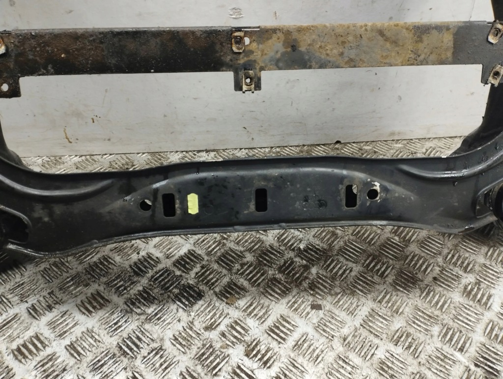 Подрамник передние bentley flying spur Недорого