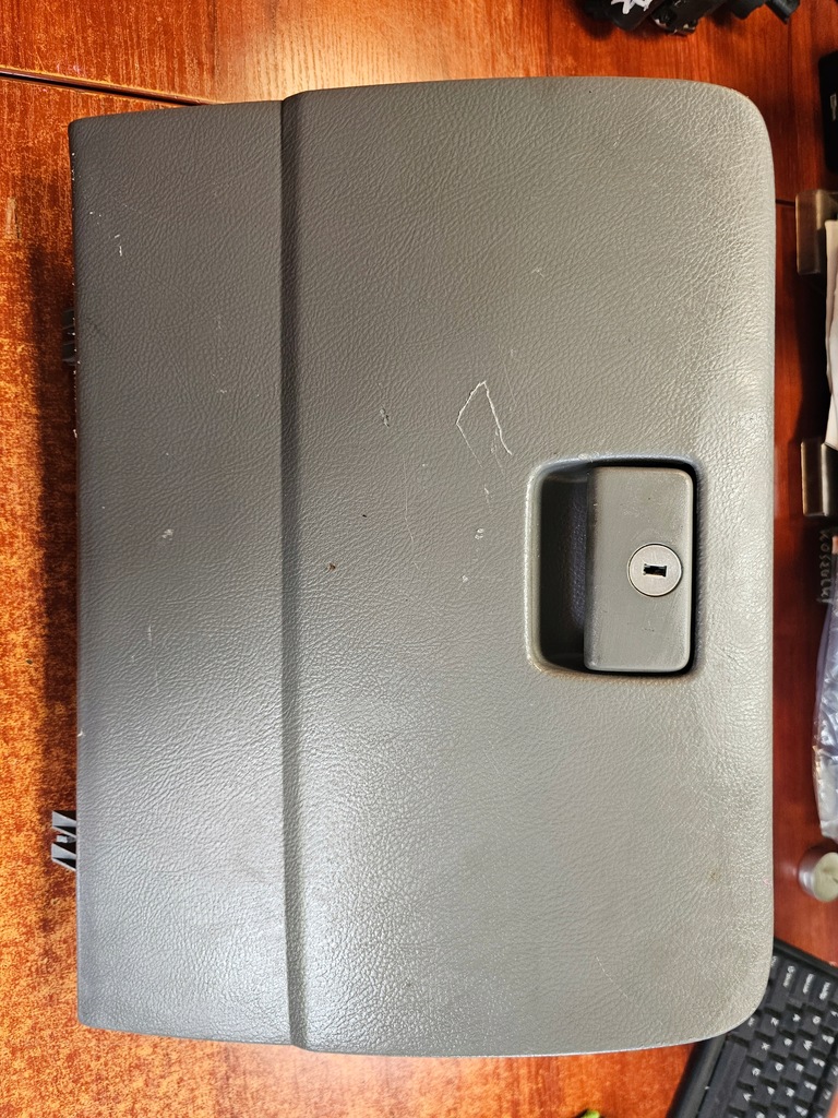 фото №1, Бардачок пассажира toyota avensis verso eu 02'