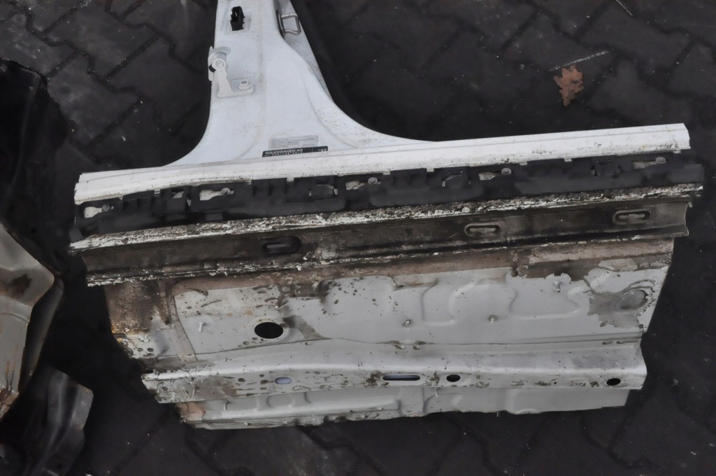 фото №3, Volkswagen golf viii блок двигателя порог правый hb 5d