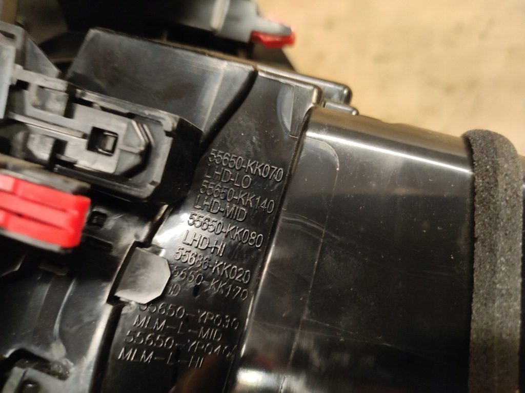 фото №8, Решётка обдув панели консоли левая hilux viii 8