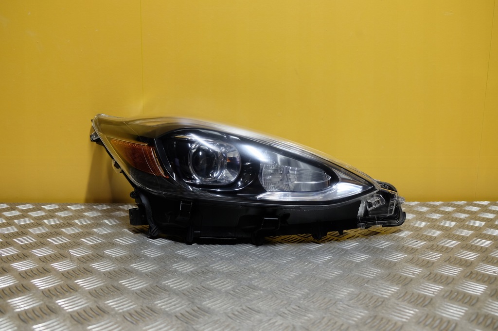 фото №1, Toyota prius c aqua lift 2017- фара лампа led правая usa