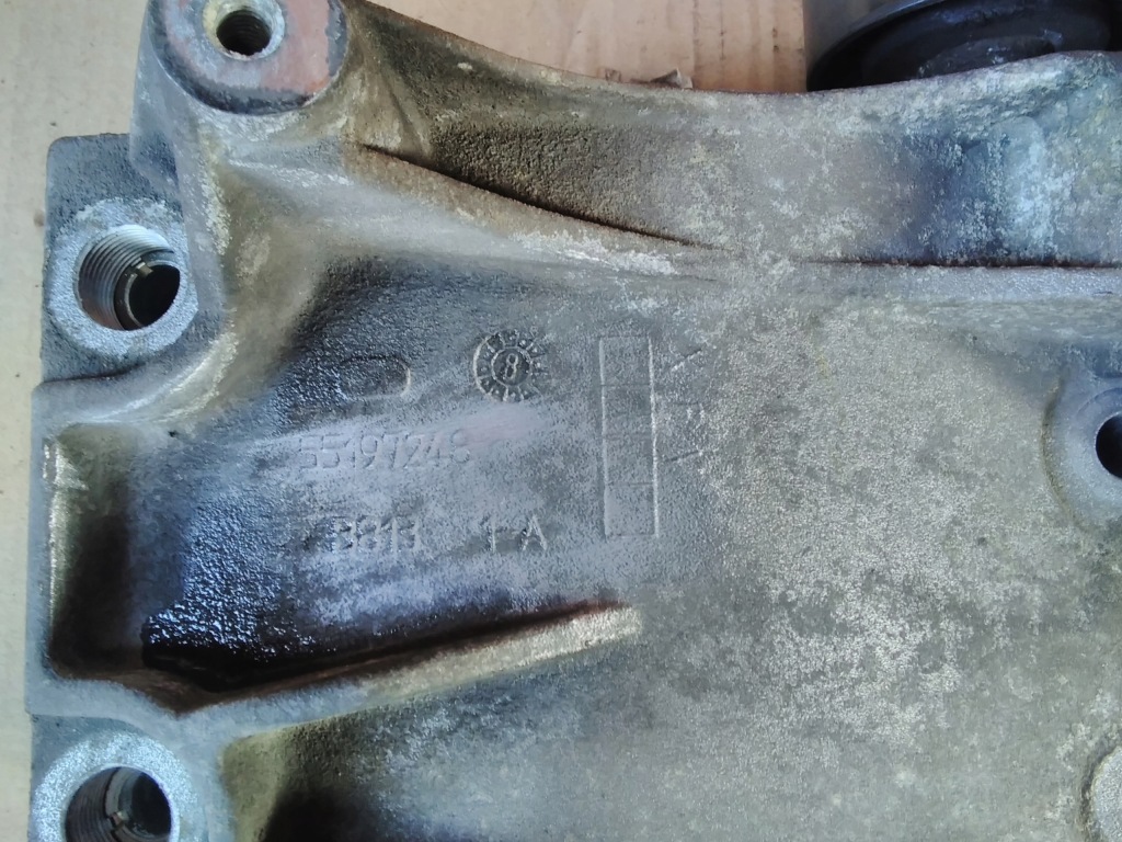 Alfa romeo 1.9 jtd кронштейн двигуна кронштейн генератора 55197248 Оригінал