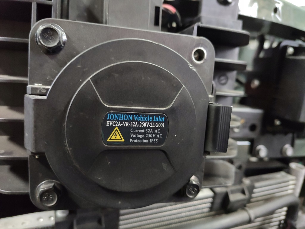 фото №1, Dacia spring разъём зарядки блокировка защёлка заглушки