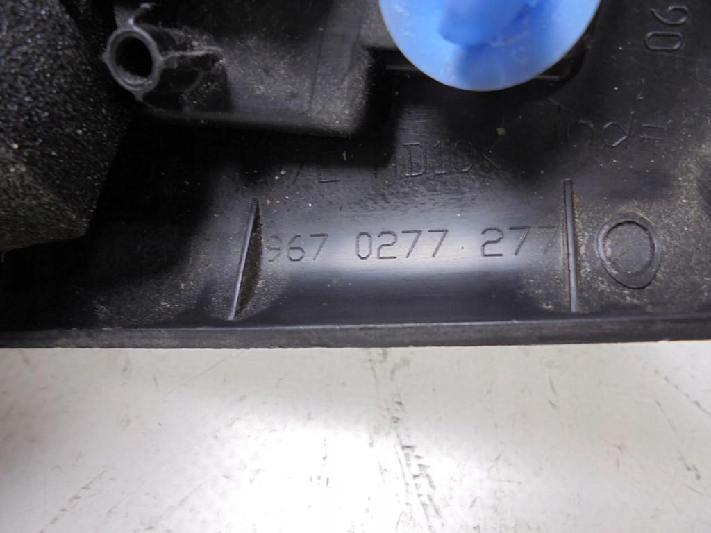 Защита заглушка треугольник дверь правый  задний 9670277277 citroen c4 2 Оригинал