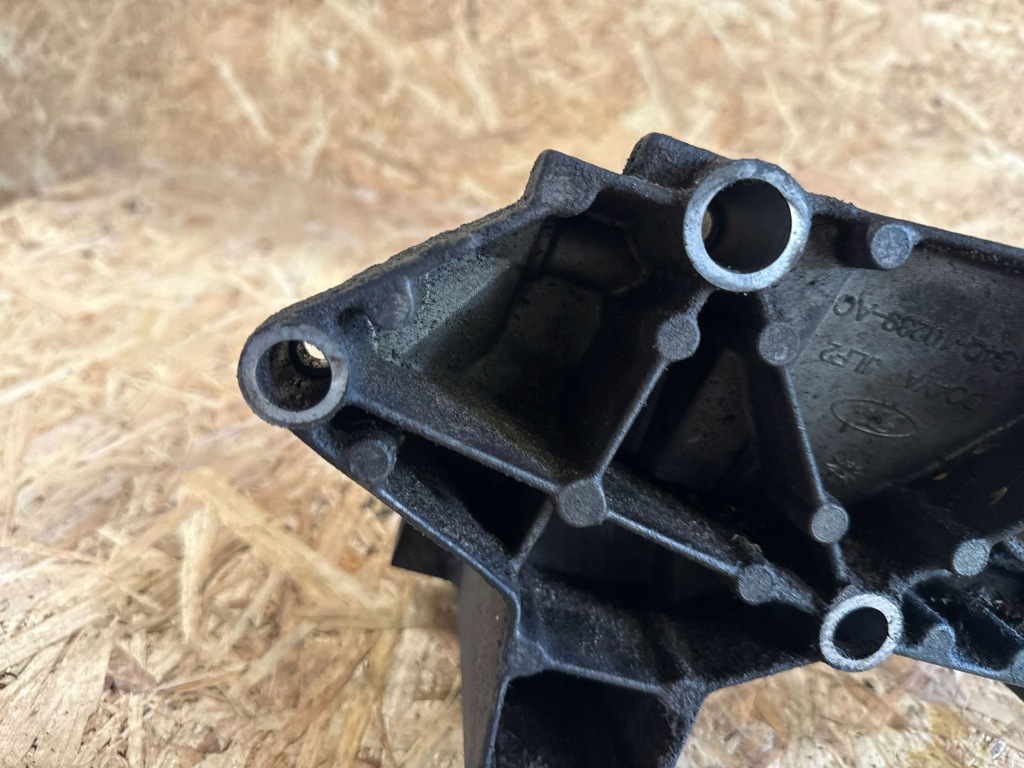 Ford focus 2001 с передний кронштейн генератора с Разборки