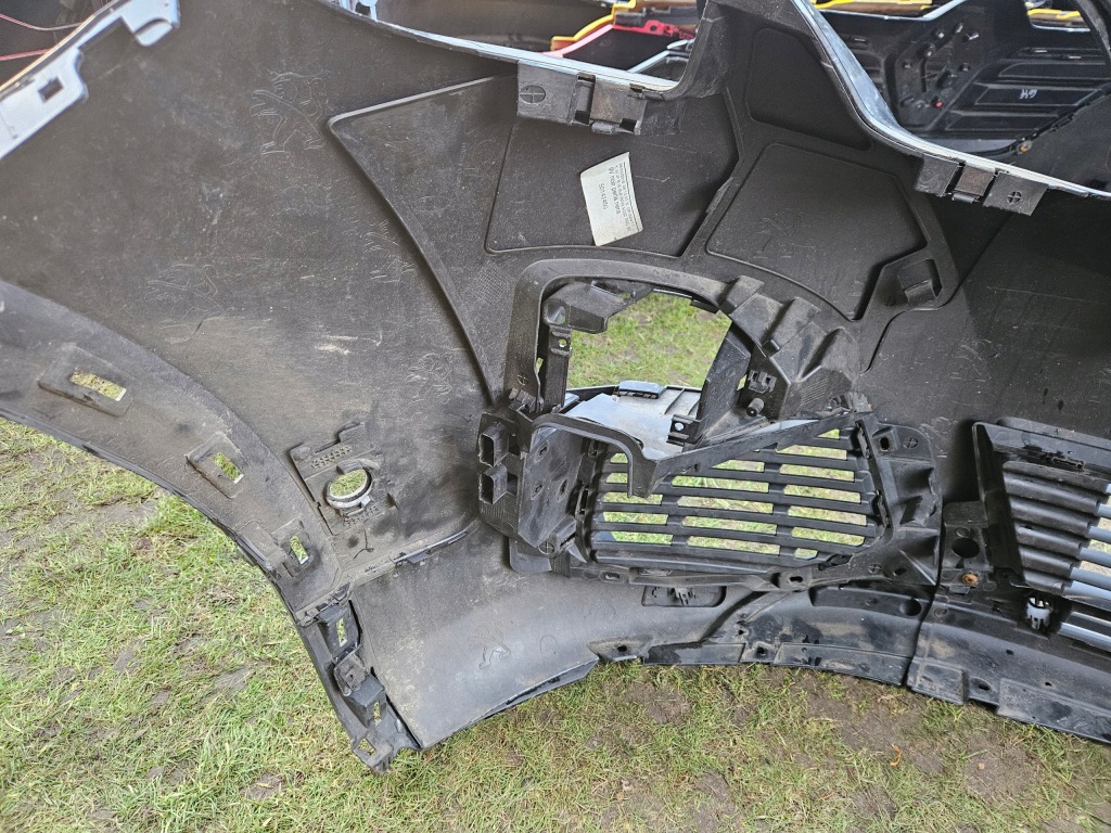 Бампер передні  peugeot 3008 5008 2 16r- full led в Україні