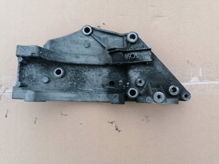 фото №1, Peugeot 307 lift 2.0 hdi кронштейн генератора