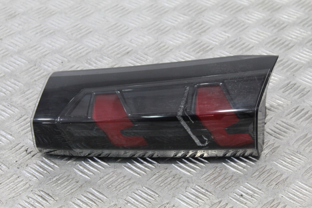 фото №1, Лампа правый задняя крышки peugeot 2008 ii 9825957180