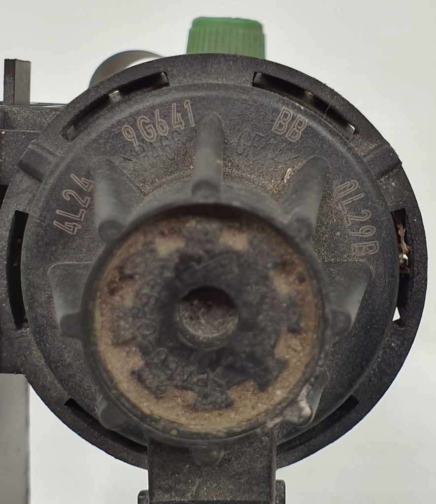 фото №3, Клапан вакуумa aston rapide 4l24-9g641-bb