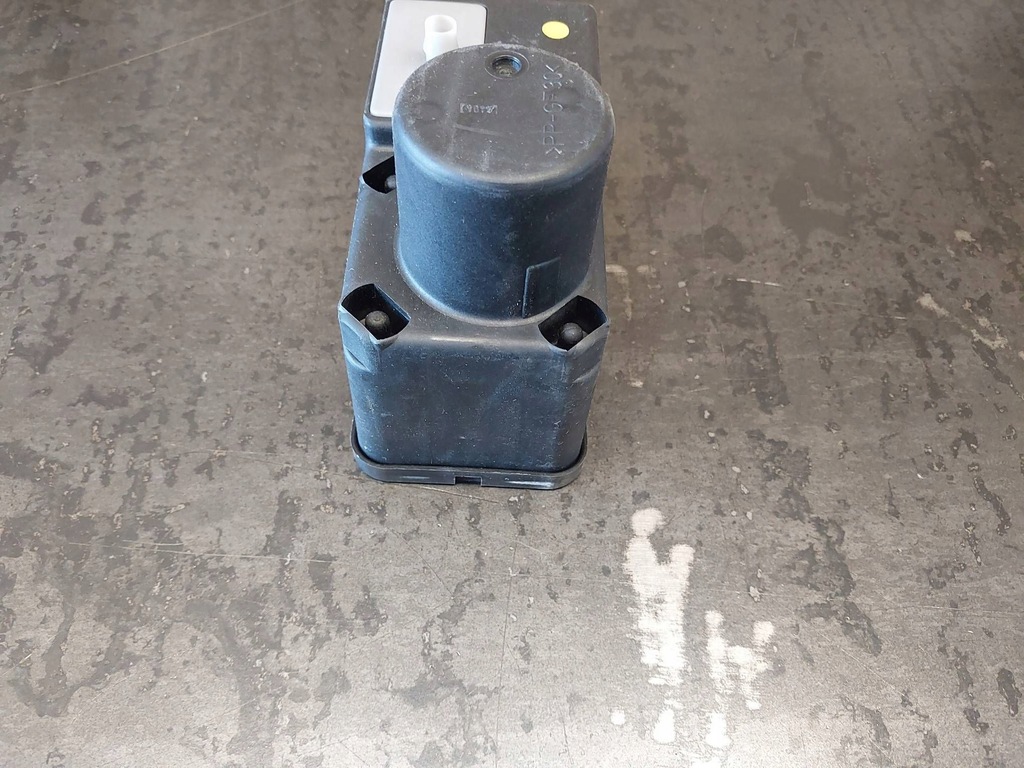 фото №9, Помпа центрального замка volkswagen golf iii 1h0962257e hella