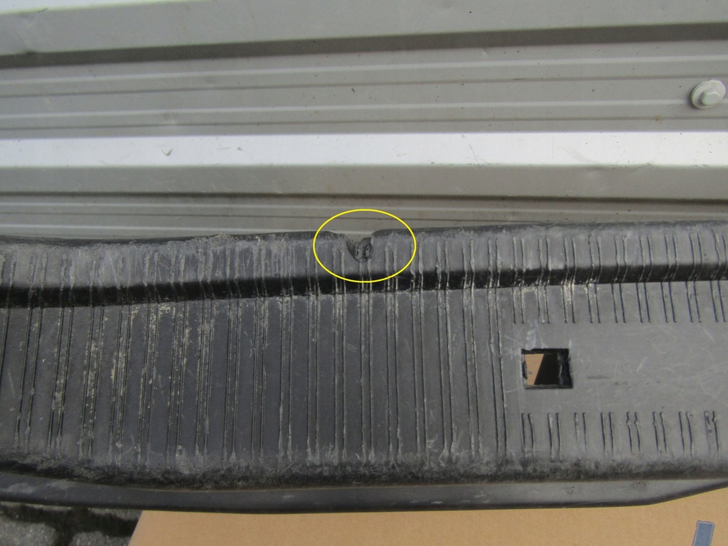 фото №10, 5 mercedes w202 sedan пластик защита поперечина заднего замка багажника