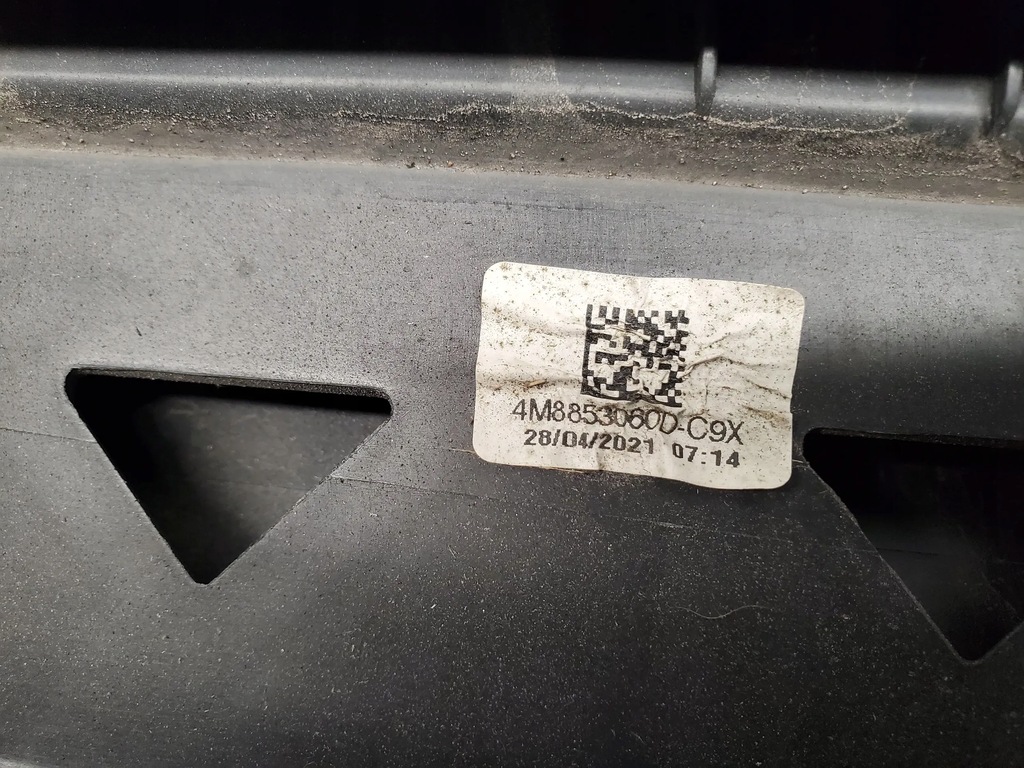 фото №8, Audi q8 4m8853970b задня сторона права накладки
