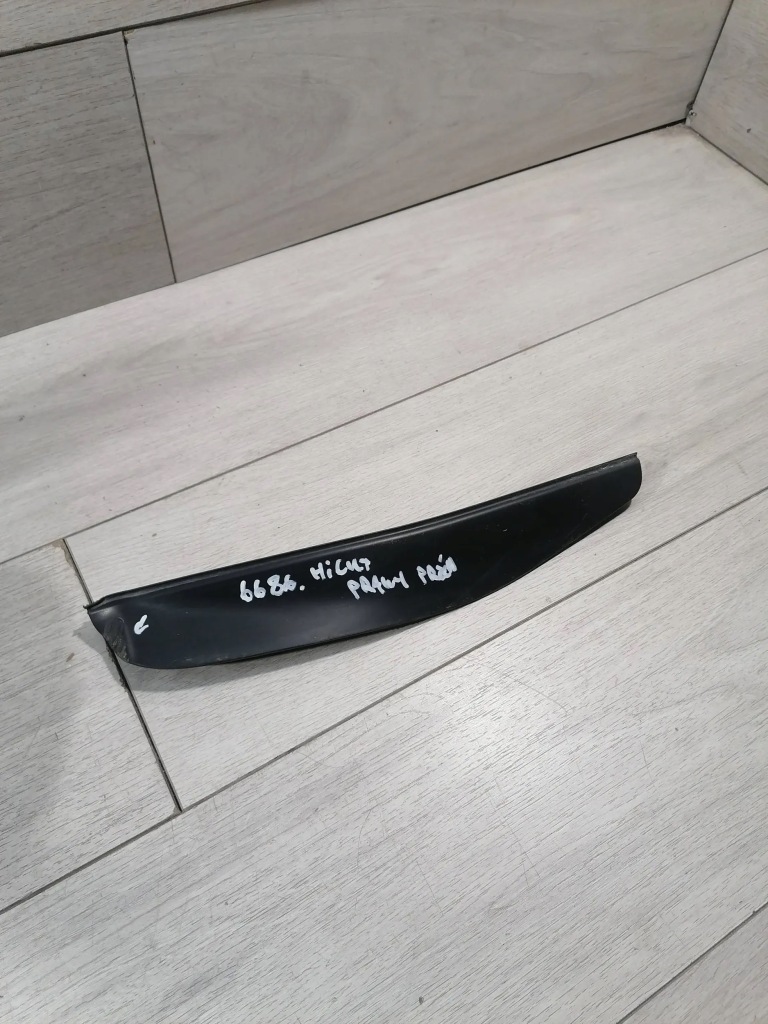 фото №1, Hilux молдинг накладка-спойлер правый перед 76851-yp030