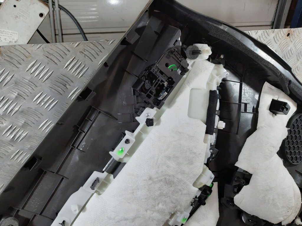 фото №16, Обшивка оббивка двері правий задня mazda cx3 d10e-68531