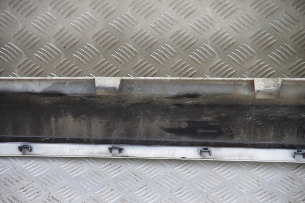 Купить Молдинг порог правая jeep grand cherokee wk2 overland рестайлинг  pw7 bright white