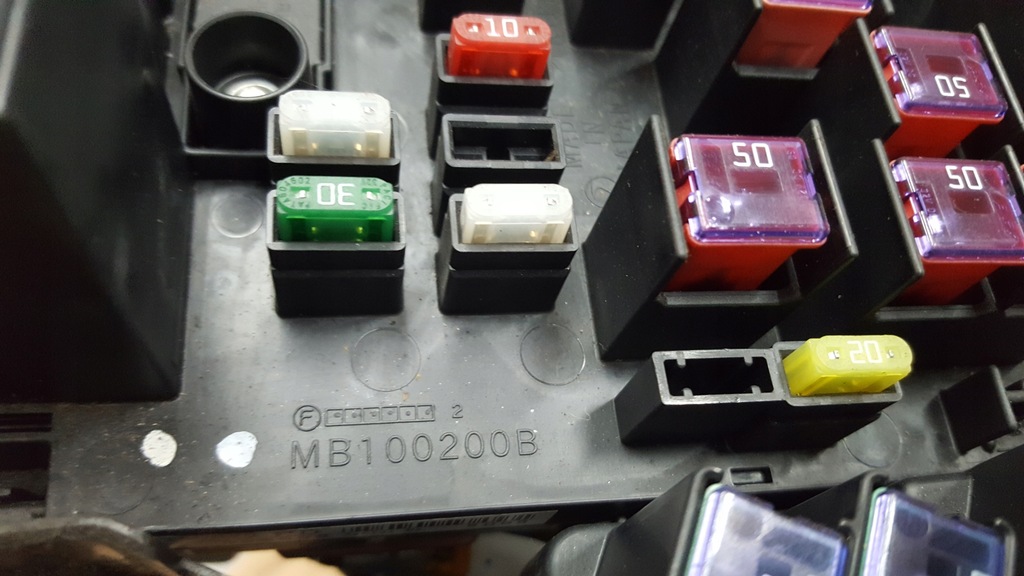 фото №8, Subaru forester 3 iii sh 2.0d 08-11 коробка предохранителей