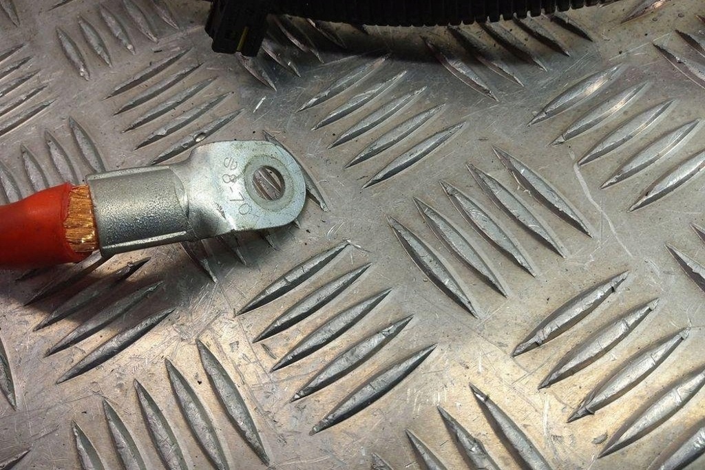 фото №13, Клемма плюсовая bmw 7 e65, e66, e67 6900571 3.6l бензиновый 270kw 2003