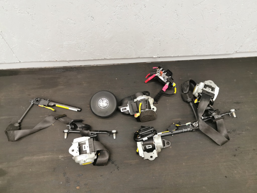 фото №13, Alfa romeo stelvio приборная панель приборная панель консоль ремни подушка безопасности оригинал