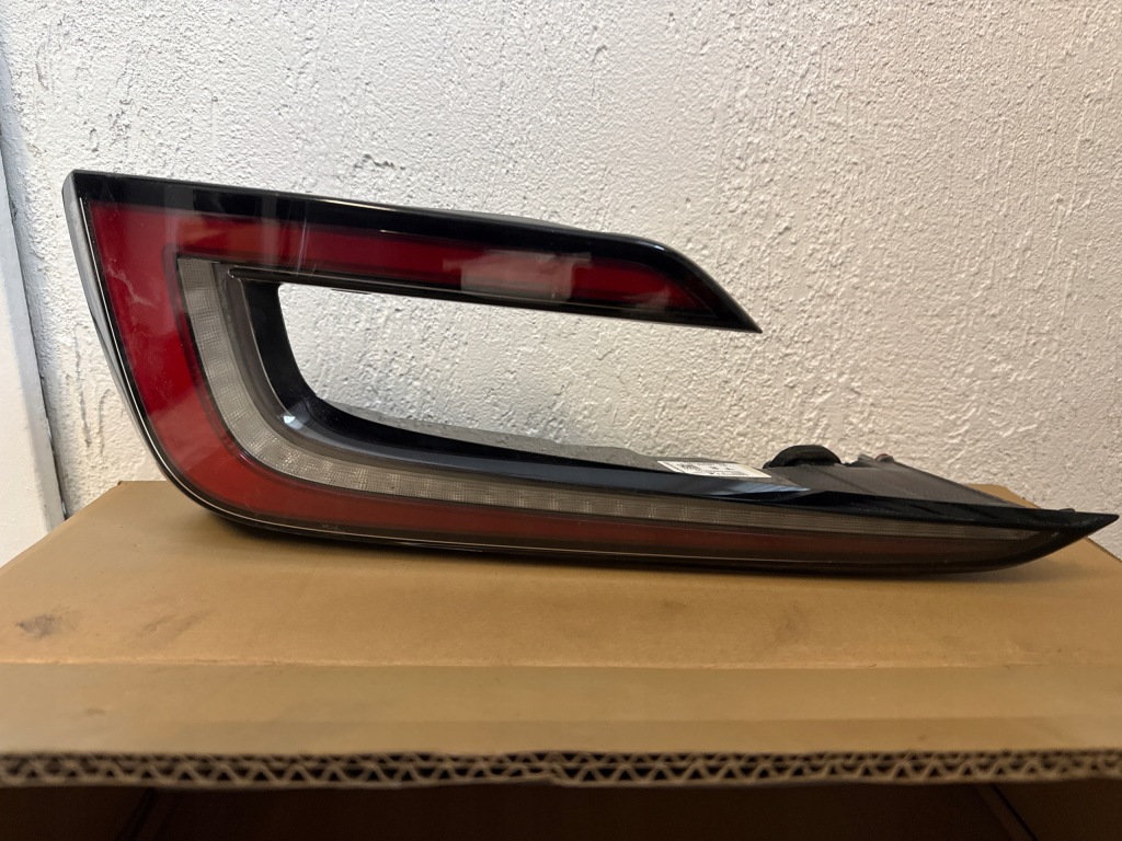 Купить Tesla model 3 23- фара задняя правый  led европа