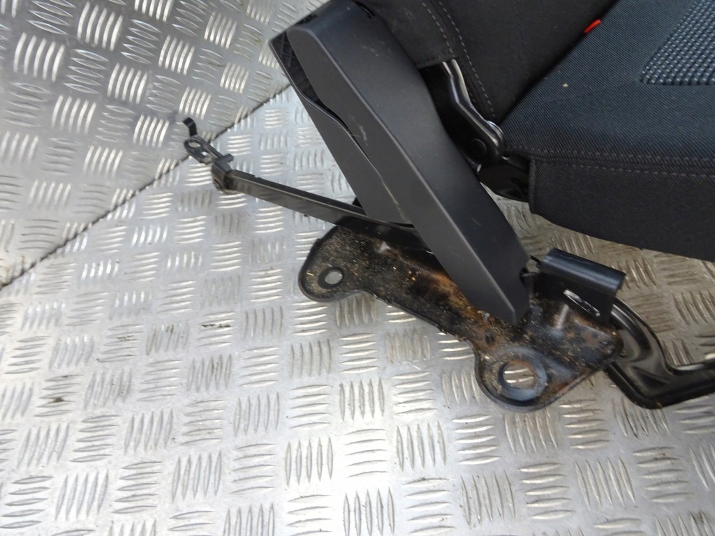 Peugeot 5008 сиденье правый задний  trzeci 3 ряд Доставка