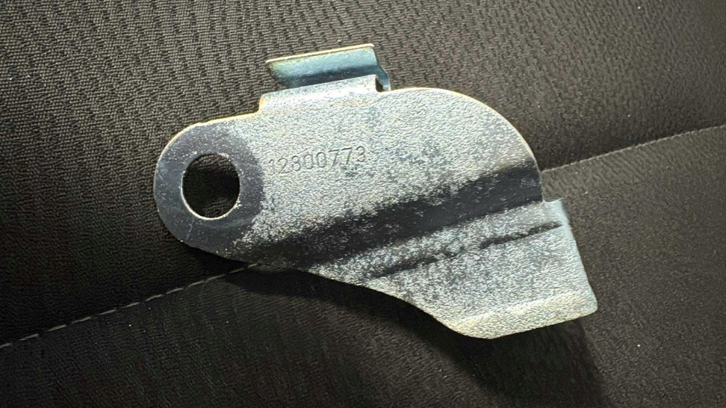 Правое кронштейн тросов тормоза ручного saab 9-3 93 12800773 в Украине