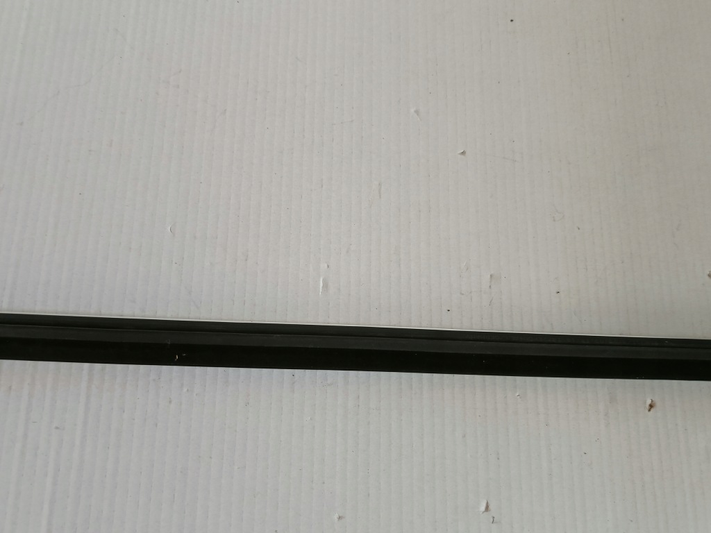 Молдинг ущільнювач двері перед лівий a1567250182 mercedes x156 gla Зі Шроту