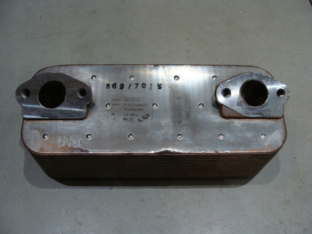 Купить Радиатор масла mercedes actros a5411880601 nowa!!