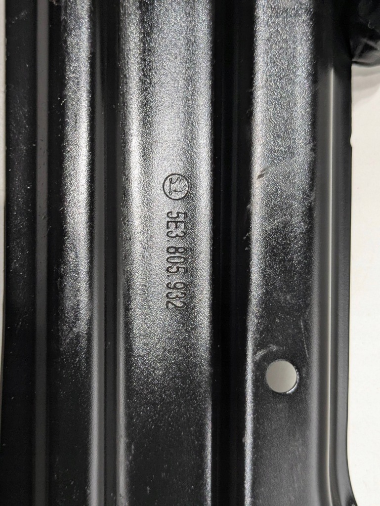 Купить Кронштейн  лампы перед сторона правая skoda octavia mk4 5e3805932