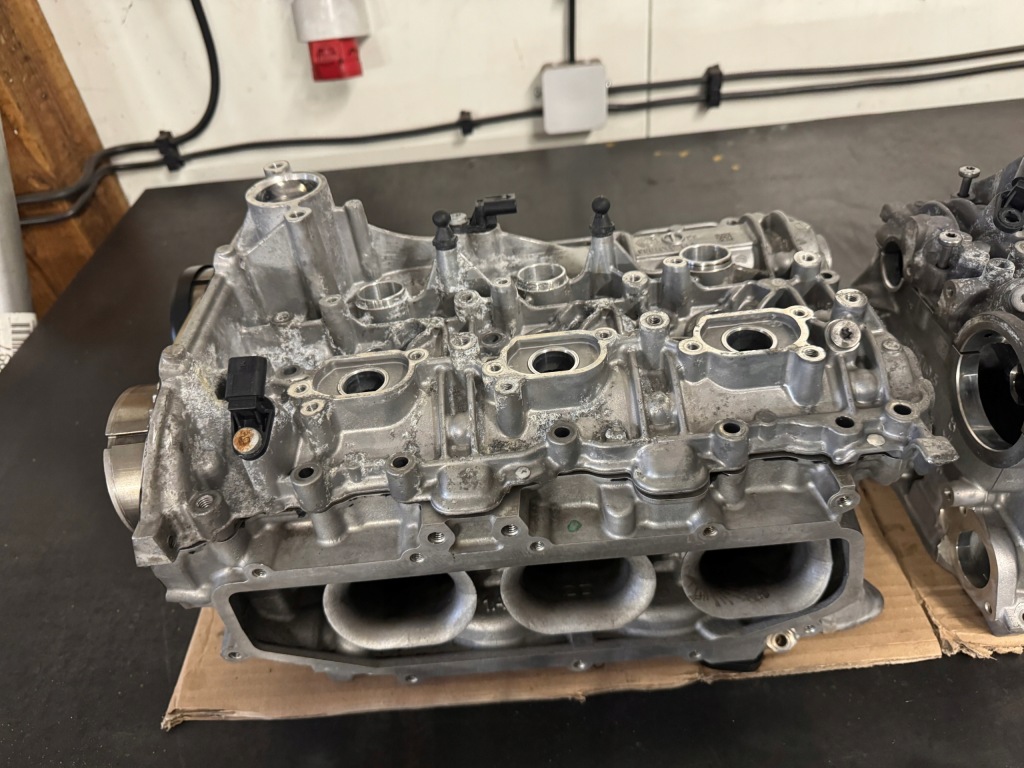 фото №1, Головка вали audi 3.0 tfsi 2.9 tfsi porsche 06m103404af 06m103403af