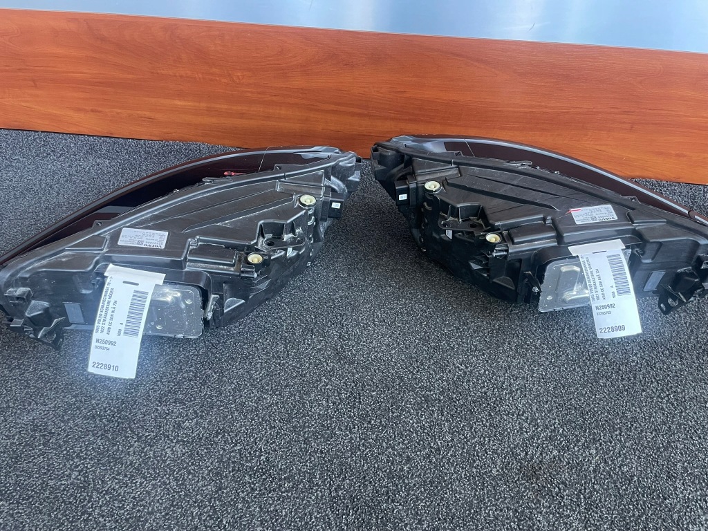 Volvo ліхтарі  перед xc40 рестайлінг  led 32404666 32404665 Зі Шроту