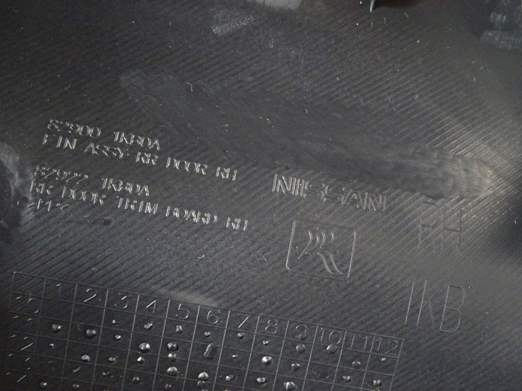 Juke f15 рестайлинг  обшивка обивка дверь правая  задний 829001kb0a 829221kb0a Цена