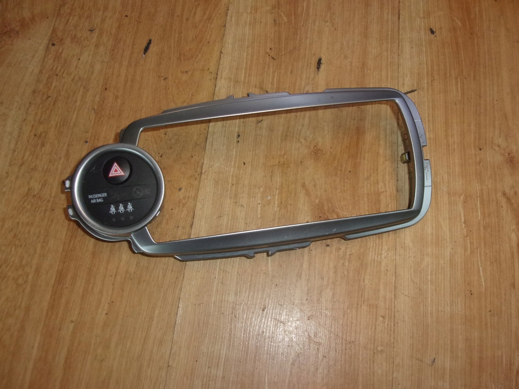 фото №1, Toyota yaris iii рамка радио переключатель