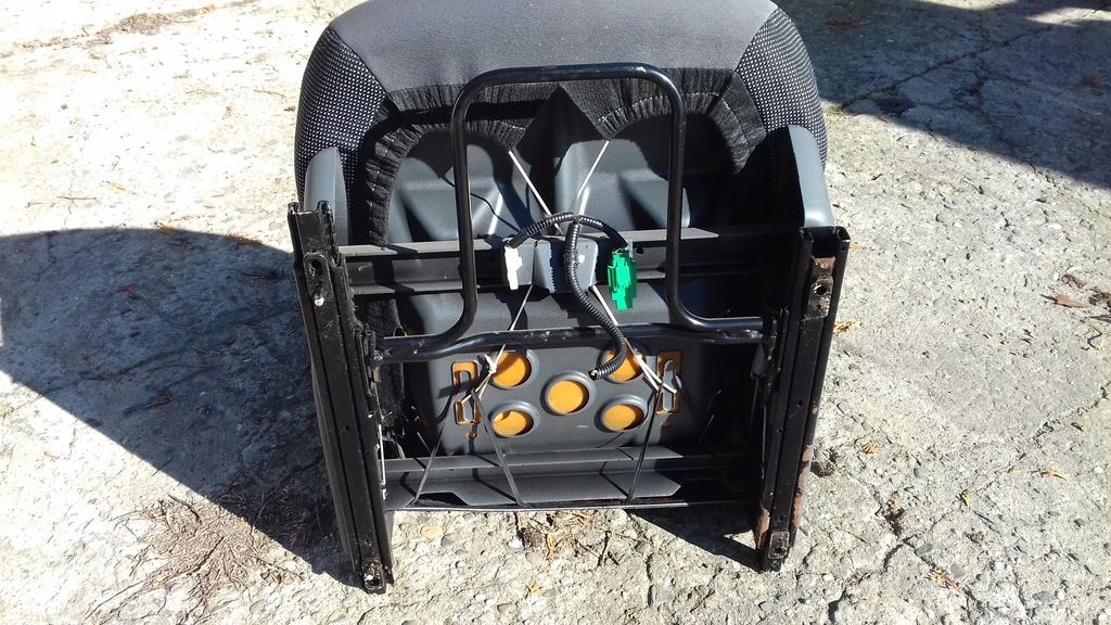 фото №8, Сиденье левый перед передний peugeot 107 3d 05-