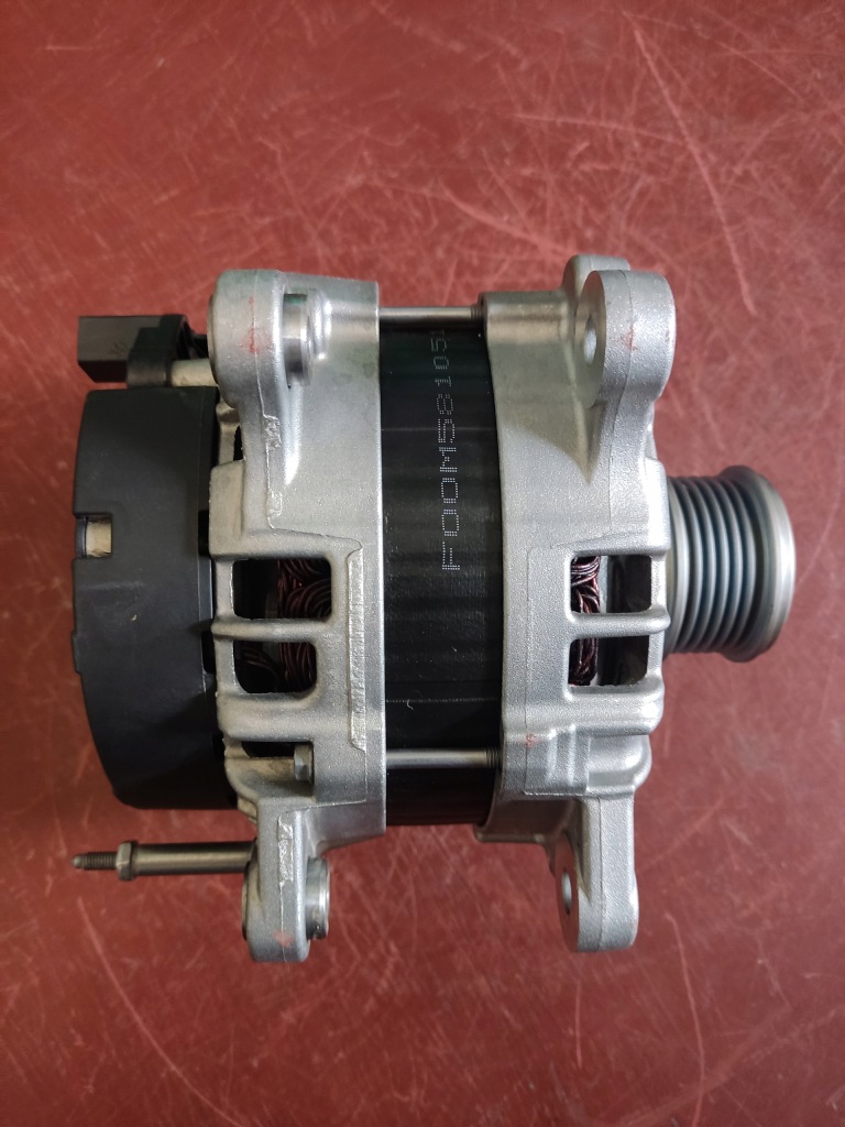Генератор vw audi skoda 04l903021j новый с Разборки