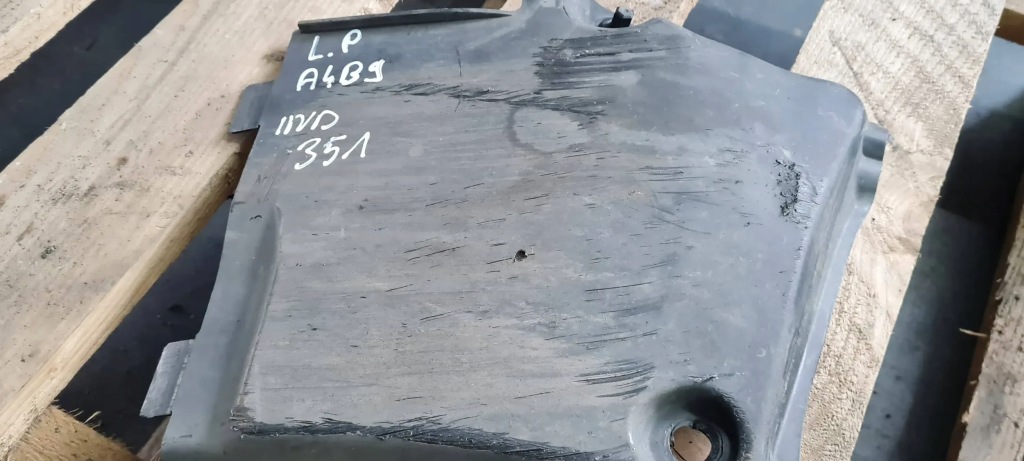 A4 b9 8w накладка подвеска левая левое  перед 8w0825201 Недорого