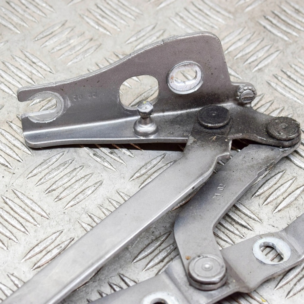 фото №5, Audi a4 s4 b6 8e 8h 2003 левая сторона петля крышки задний багажника