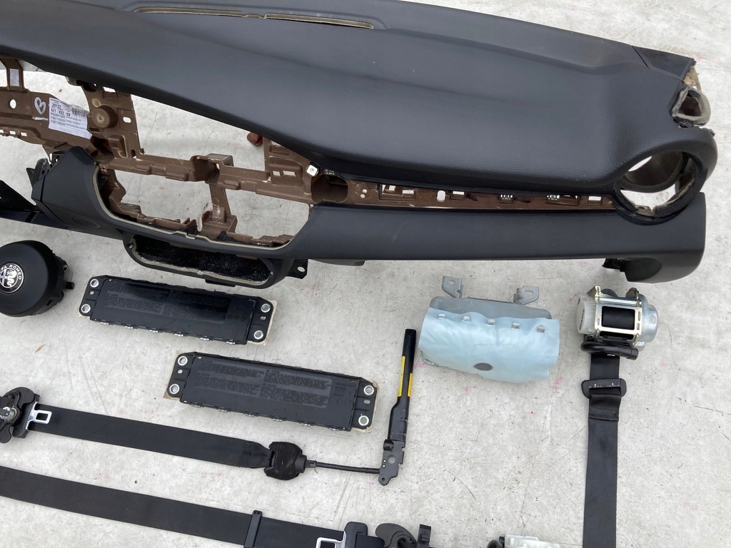 фото №10, Alfa romeo giulia приборная панель консоль приборная панель подушка безопасности подушки безопасности воздушные ремни usa