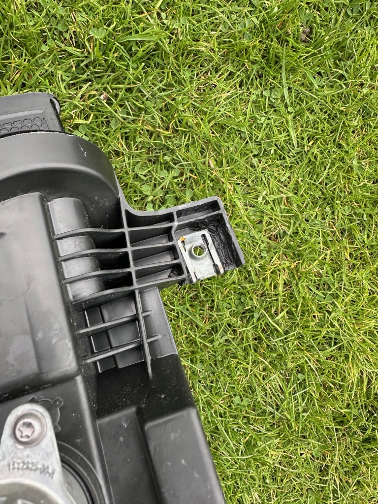 Tesla 3 рестайлінг  y 21- фара передня правий full led Зі Шроту