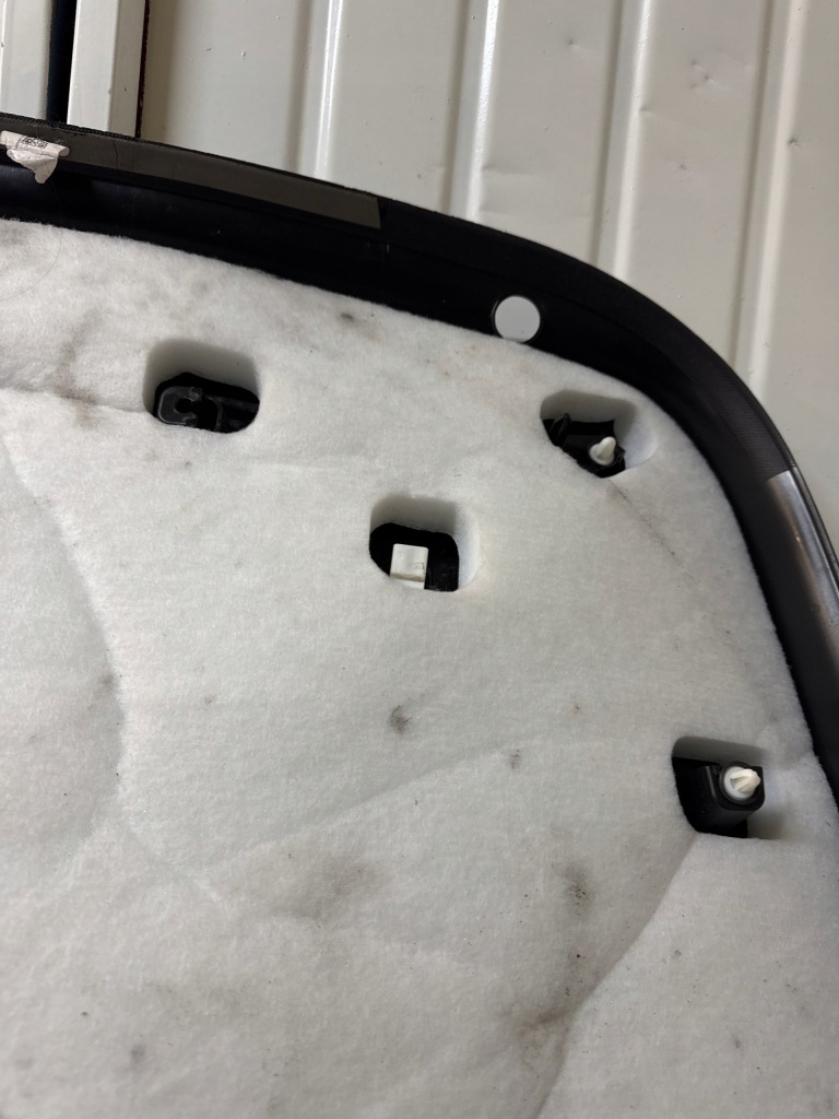 Tesla model y 20- обивка крышки багажника задний  1622264-00-b в Украине