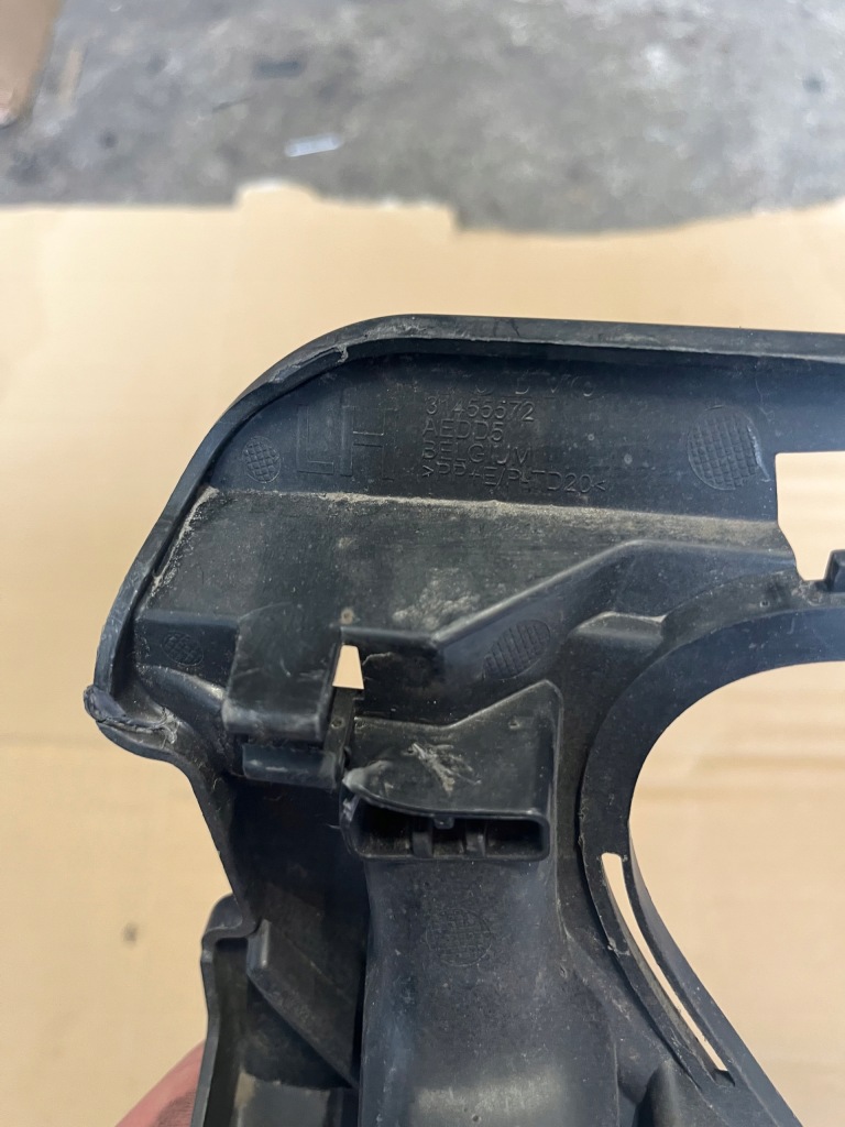 фото №8, Volvo v60 ii 2018- кронштейн направляющая бампера глушителя левая задняя 31455572