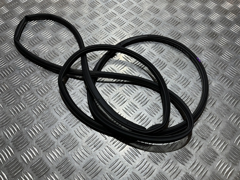 фото №1, Прокладка дверь правый перед mazda 3 bp 19-