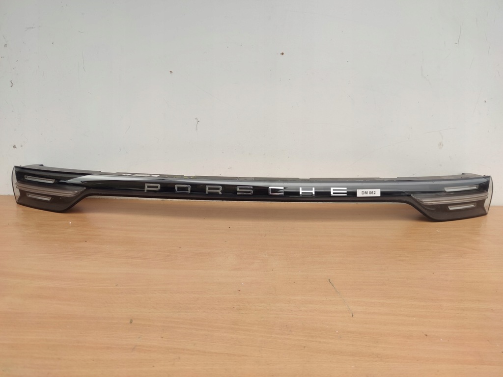 фото №7, Porsche cayenne turbo накладка крышки лампа средняя