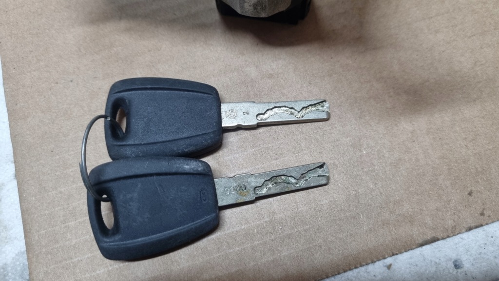 Замок зажигания ключи fiat ducato boxer jumper 01099001 Цена