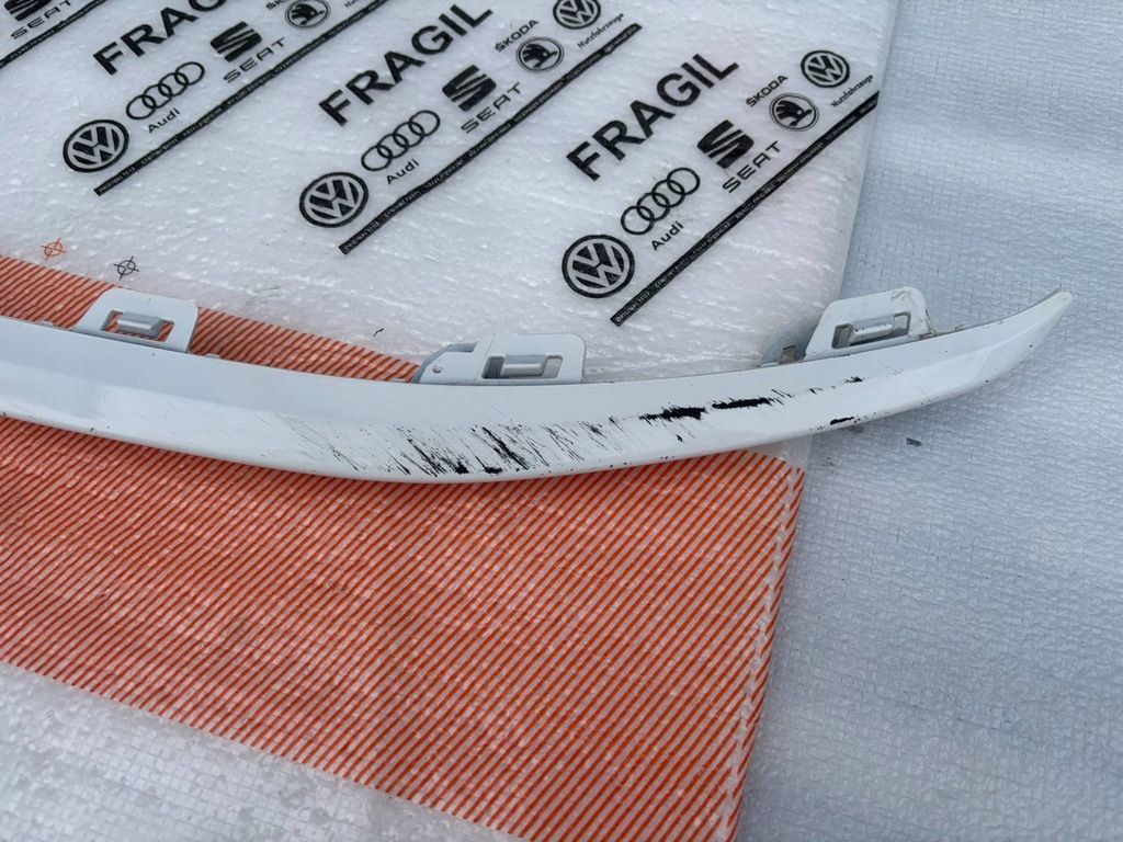 фото №11, Молдинг бампера передний audi a3 8y0807110a