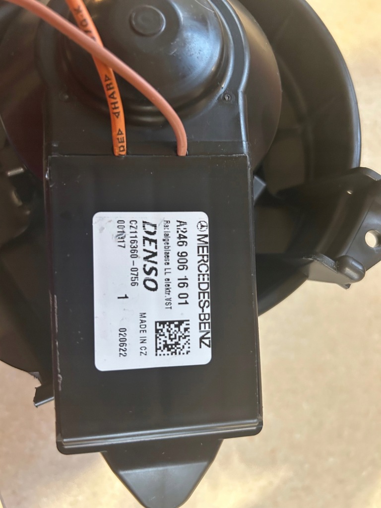 Купити Двигун вентилятора оригінальний номер mercedes gla a2469061601