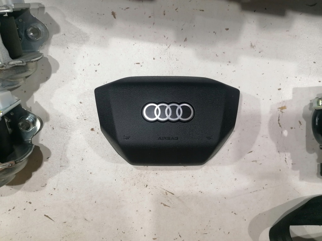 фото №5, Audi q4 e-tron панель приладів консоль подушка безпеки подушки безпеки ремені оригінал матеріал