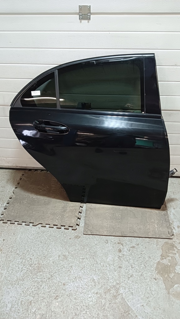 фото №1, Mercedes w176 дверь правый задняя код лакокрасочного покрытия: 191